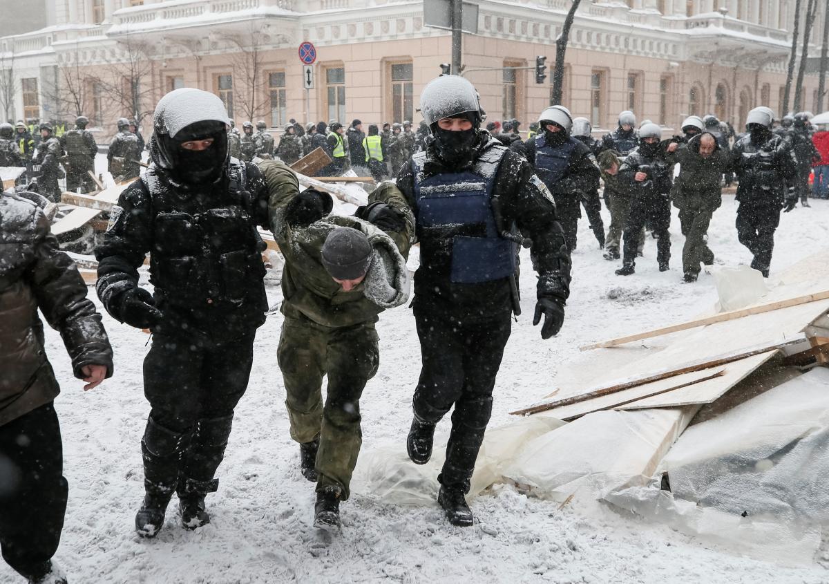 Поліцейський, який застосував газ проти журналіста, відсторонений від роботи на масових акціях