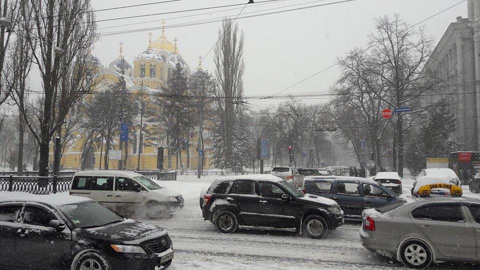 КМДА просить залучити до прибирання снігу правоохоронців та військових. Чому? (ФОТО, ВІДЕО)
