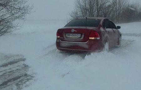 Луганщину замітає снігом. Місцями висота заметів - до трьох метрів (ФОТО)