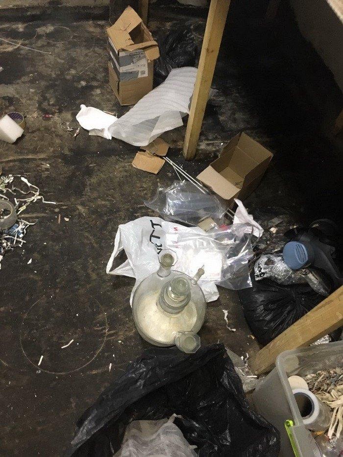 Метадон та амфетамін: на Київщині СБУ закрила підземну нарколабораторію (ФОТО)