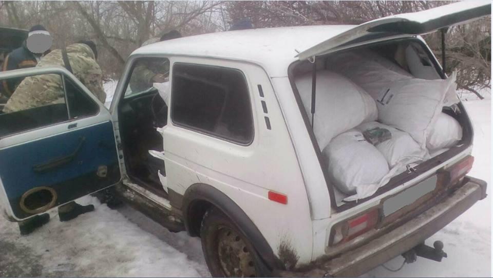 Жителі Трьохізбенки намагалися провезти до окупованого Луганська сир, масло й мак (ФОТО)