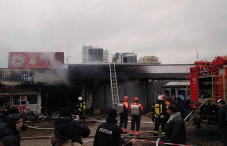 Загорівся кіоск біля виходу з метро Лівобережна (ВІДЕО)