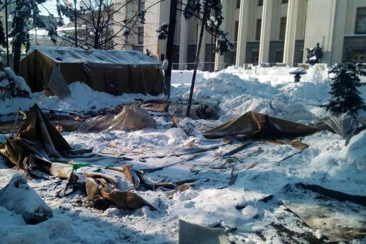Поліція прийшла знести намети під Верховною Радою, тривають сутички (ФОТО, ВІДЕО)