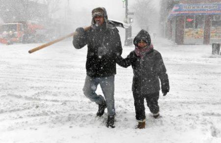По Нью-Джерсі вдарив сніговий шторм (ВІДЕО)