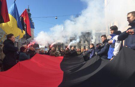 У Львові червоно-чорний прапор на адмінбудівлях став обов’язковим у визначені дати