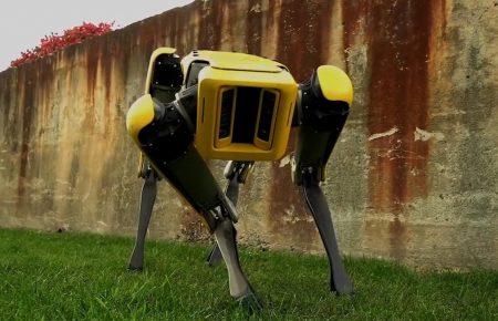 Голова компанії Amazon вийшов на прогулянку з собакою-роботом (ФОТО)
