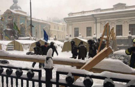 Сутички під Верховною Радою: поліція заперечує використання водометів (ФОТО)