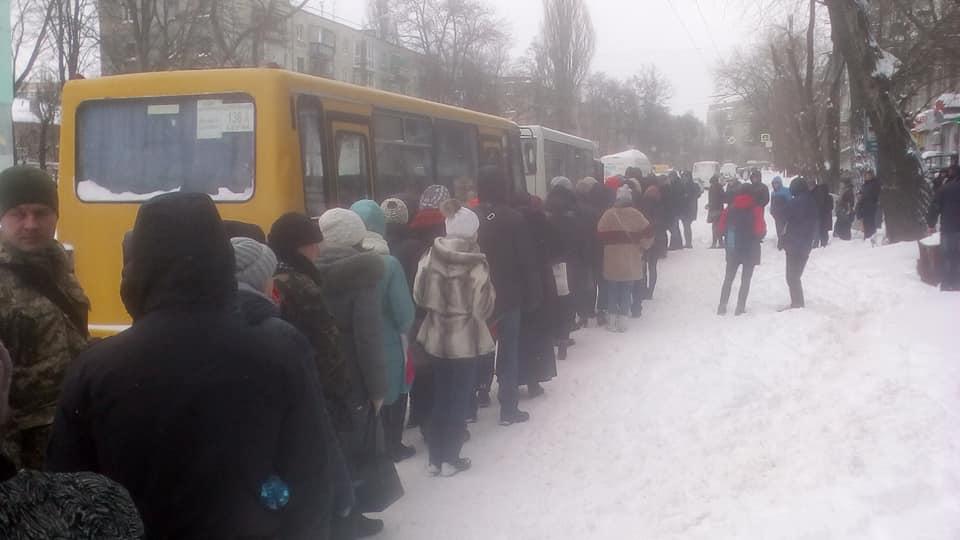 Транспортний колапс у Дніпрі: люди стоять у чергах до маршруток(ФОТО)