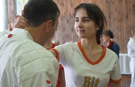 Як на семінарі з самооборони жінок навчали відривати вуха нападникам (ФОТОРЕПОРТАЖ)