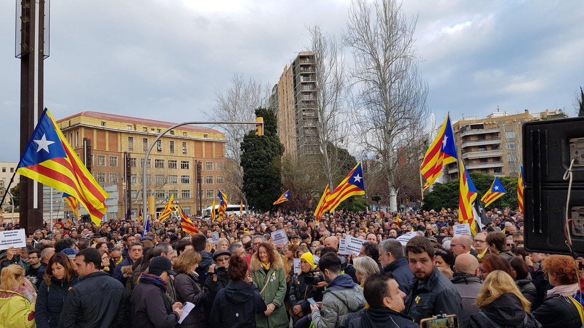 Протести у Каталонії: в результаті сутичок постраждали 100 людей (ФОТО, ВІДЕО)