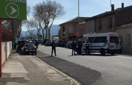 У Франції невідомий захопив заручників: щонайменше одна людина загинула (ФОТО, ВІДЕО)