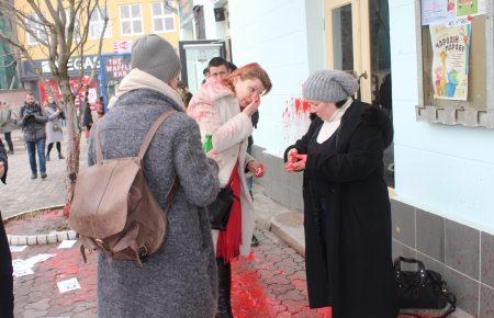 В Ужгороді фарбою облили жінок, які вийшли на акцію до 8 березня (ФОТО)