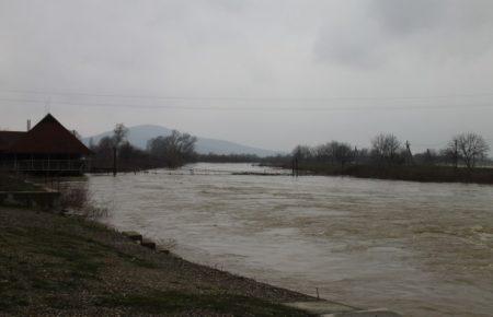 Рятувальники попереджають про сильний вітер та вихід річок із берегів