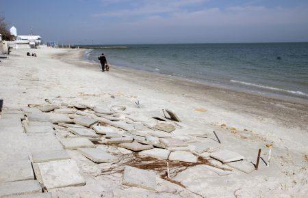 Одеська набережна шматками провалюється в море (ФОТО)