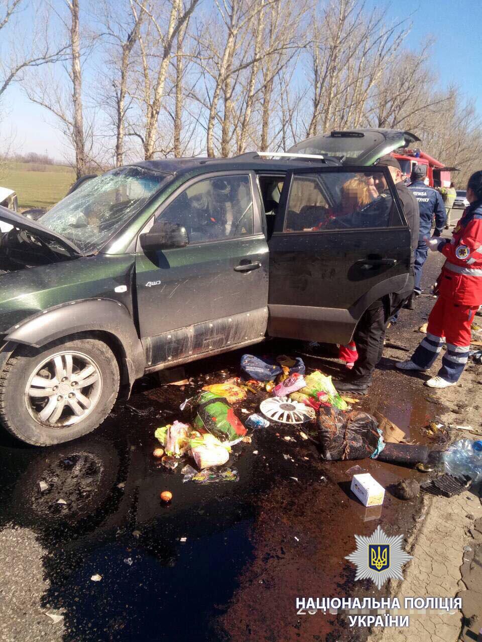 Лобове зіткнення на Харківщині: загинули батьки та двоє дітей, ще п'ятьох госпіталізували (ФОТО, ВІДЕО)