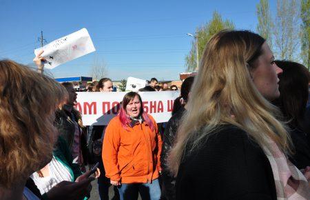 Навчання у дві зміни: батьки у Вишневому перекрили дорогу через переповнену школу