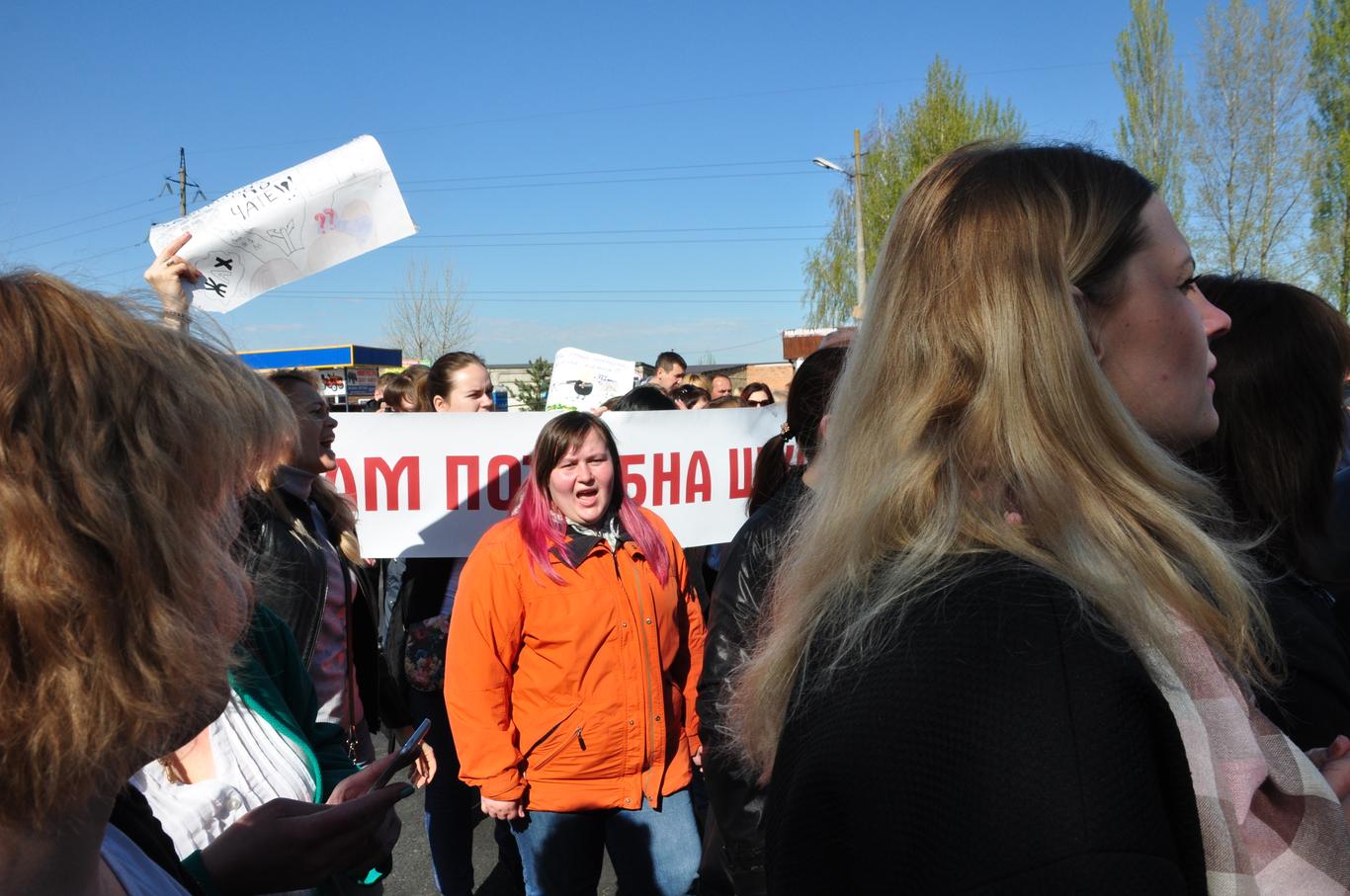 Навчання у дві зміни: батьки у Вишневому перекрили дорогу через переповнену школу