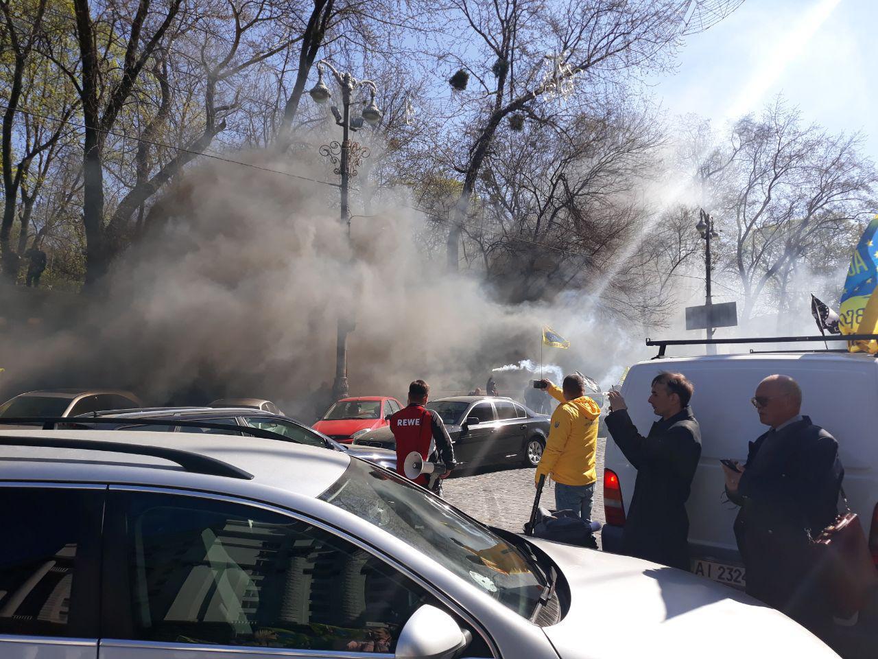 Автомобілісти протестують під Кабміном, поліція посилила заходи безпеки (ВІДЕО)