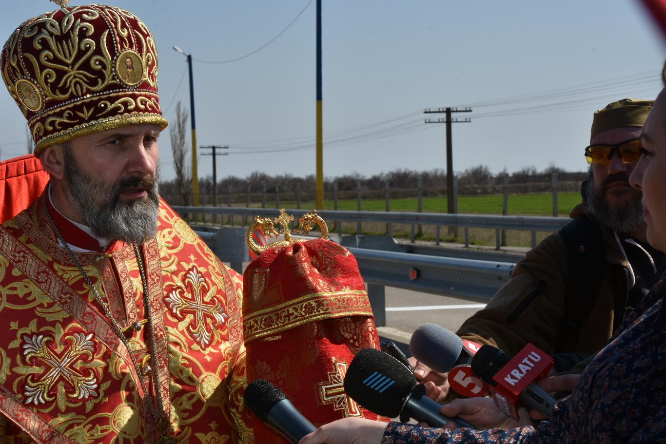 З Херсонщини до Криму передали благодатний вогонь (ФОТО)