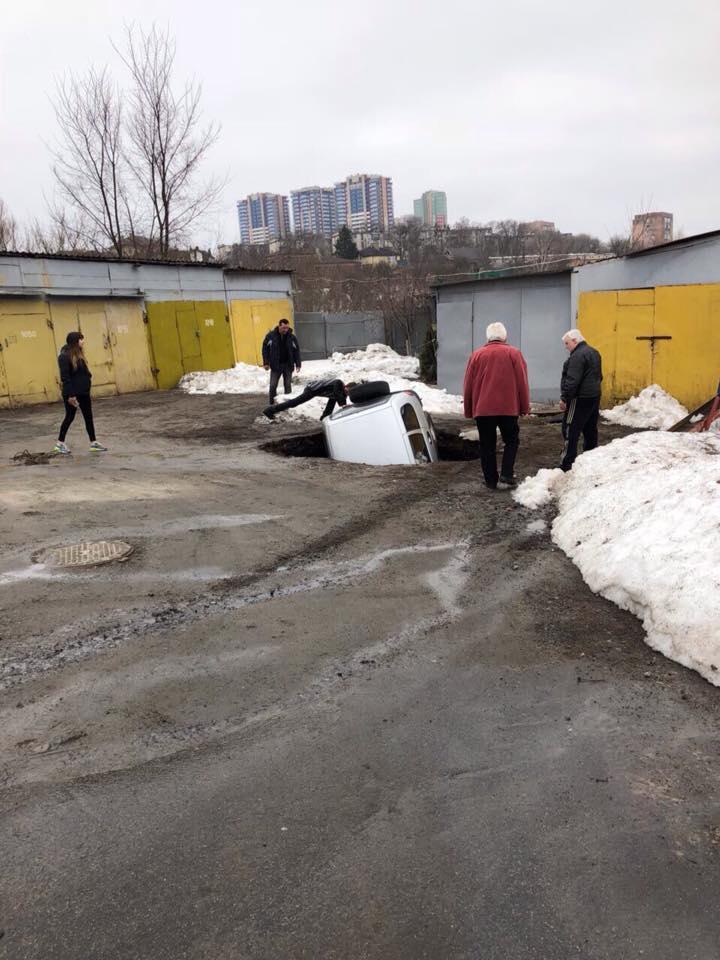 Ніжний ґрунт: автомобілі у Харкові провалилися на усю довжину (ФОТО)