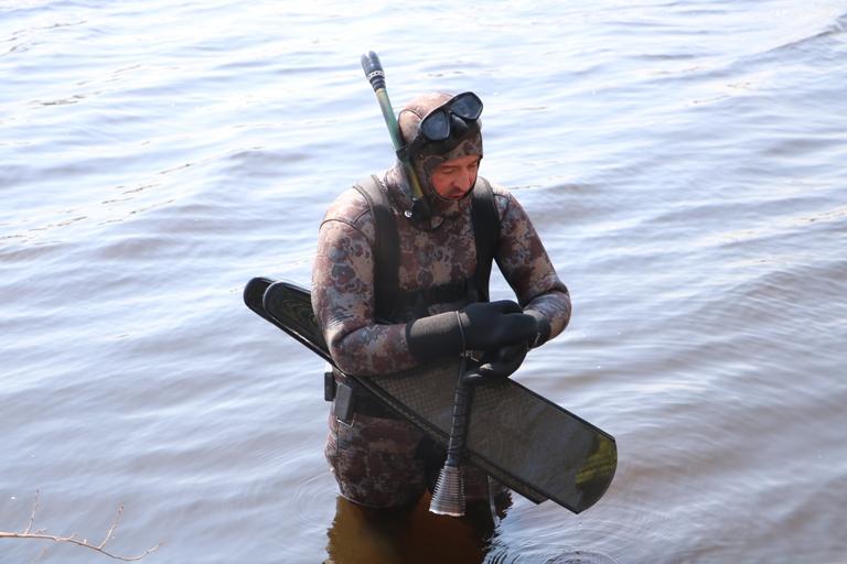 Київ: водолази тиждень шукають чоловіка, який перекинувся з човна (ФОТО)