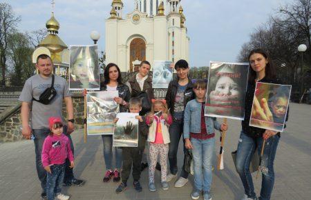 Вони не можуть сказати про свої права: рівняни вийшли на марш проти насильства над дітьми