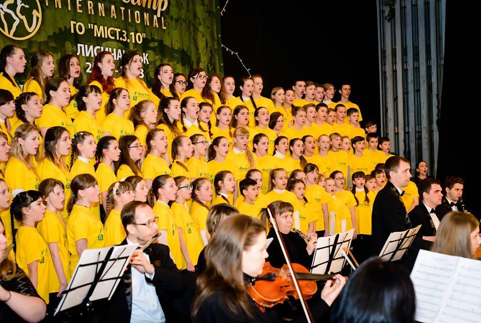 130 детей из Северодонецка и Лисичанска после 5 дней обучения дали концерт с симфоническим оркестром