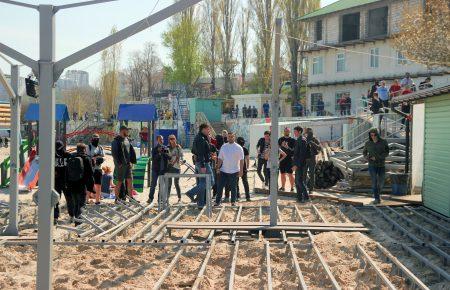 Кувалди та балаклави: активісти інспектували пляжі Одеси (ФОТО)