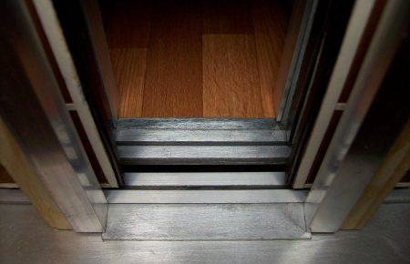 У київській багатоповерхівці впав ліфт із людиною