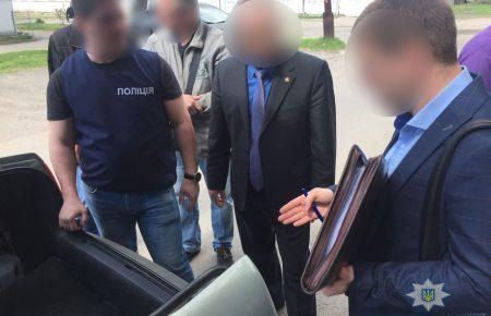 Чиновника Миколаївської ОДА затримали через підозру у вимаганні хабара за ухилення від призову (ФОТО)