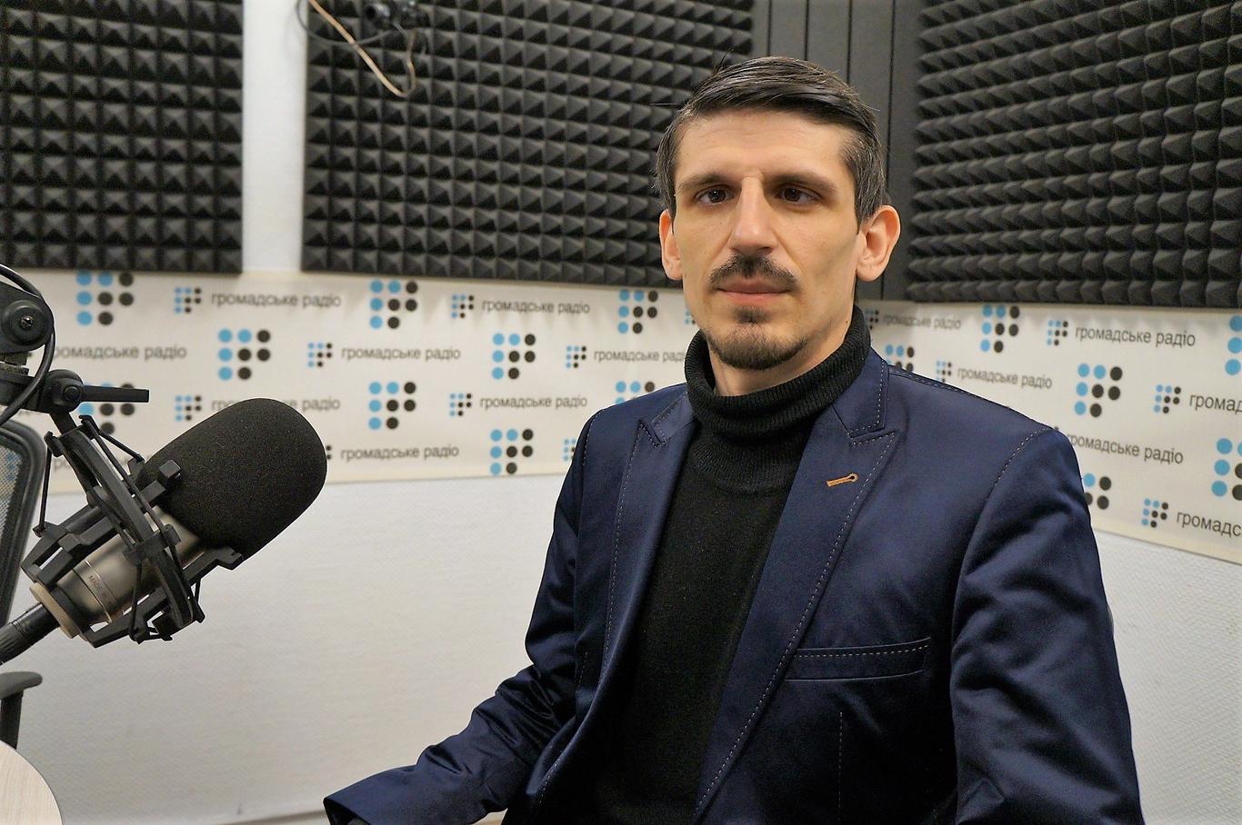 Проблема в том, что мы до сих пор пытаемся слепить из алогичной войны на Донбассе нравоучительный сюжет, - публицист