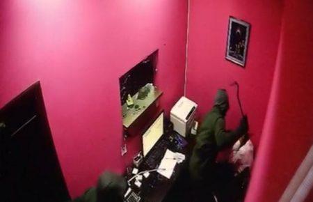 Суд взяв під варту чоловіків, що громили лотерейні пункти у Києві