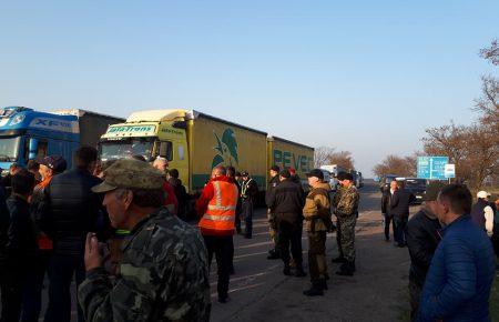 У Рівненській області місцеві мешканці перекрили трасу (ФОТО, Відео)