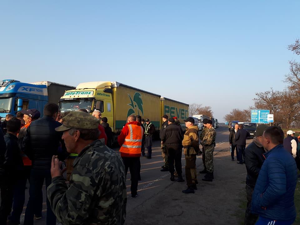 У Рівненській області місцеві мешканці перекрили трасу (ФОТО, Відео)