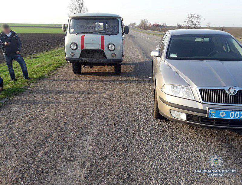 В об'їзд блокпостів до Маріуполя: чоловіки викрали автівку швидкої у Волновасі