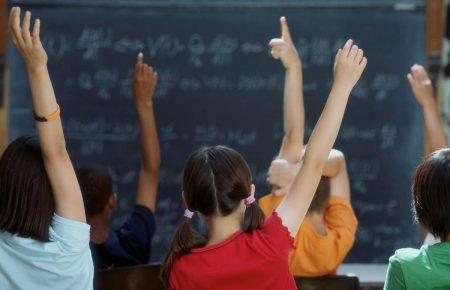 Гройсман показав нові меблі для шкіл (ВІДЕО)