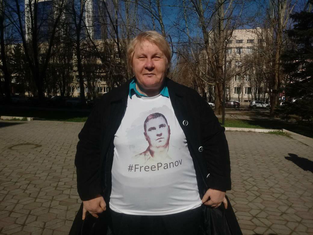 Я прихожу в крымский суд в футболке «FreePanov» - и мне угрожают, - мама Панова