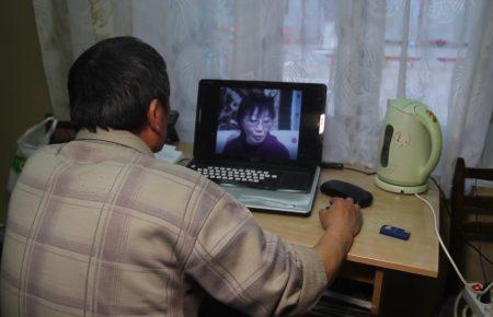 Вісім років невідомості: житель Киргизстану шукає в Україні викрадену родину