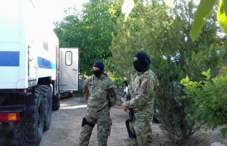 Обшуки кримських татар: активіста Сервера Мустафаєва з дому у Бахчисараї забрали до Сімферополя (ФОТО, ВІДЕО)