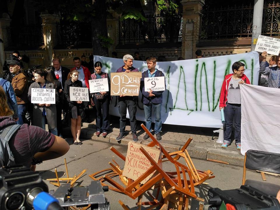 Під Адміністрацією президента влаштували акцію протесту за звільнення політв’язнів(ФОТО)