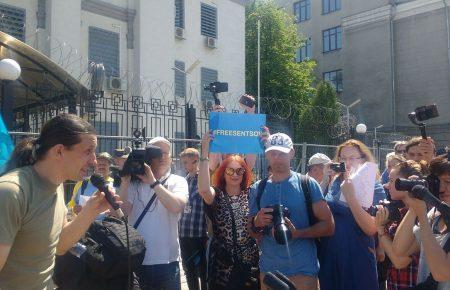 «Булочки для Путіна. Вдавися ними!»: активісти та письменники пікетують посольство РФ на підтримку Сенцова (ФОТО)