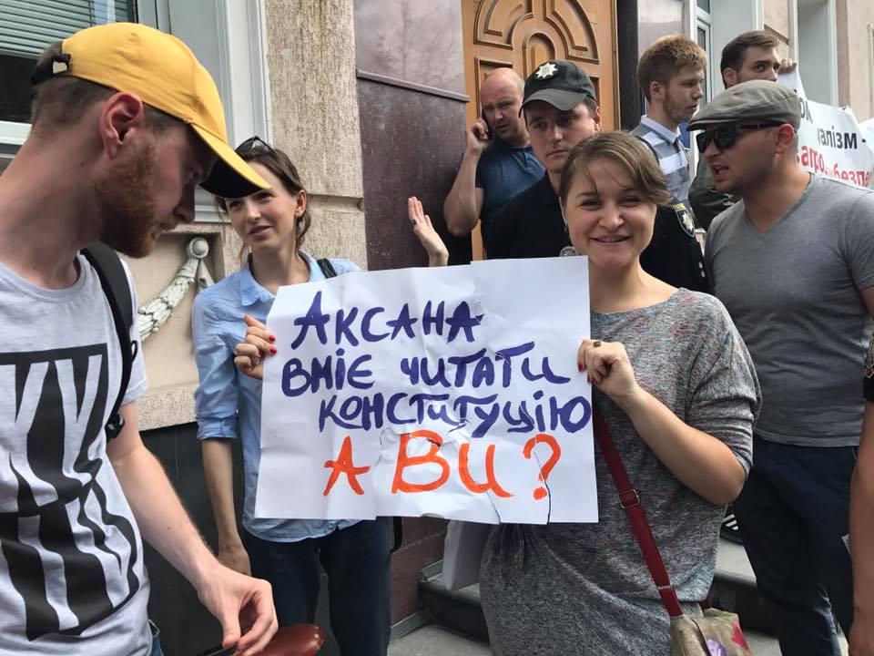 Під офісом Уповноваженого з прав людини мітингують за і проти відставки Аксани Філіпішиної (ФОТО)