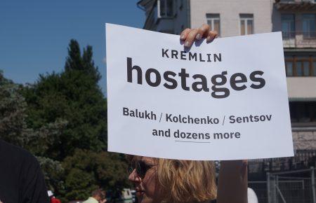 Як під російським посольством мітингували за звільнення українських політв’язнів (ФОТОРЕПОРТАЖ)