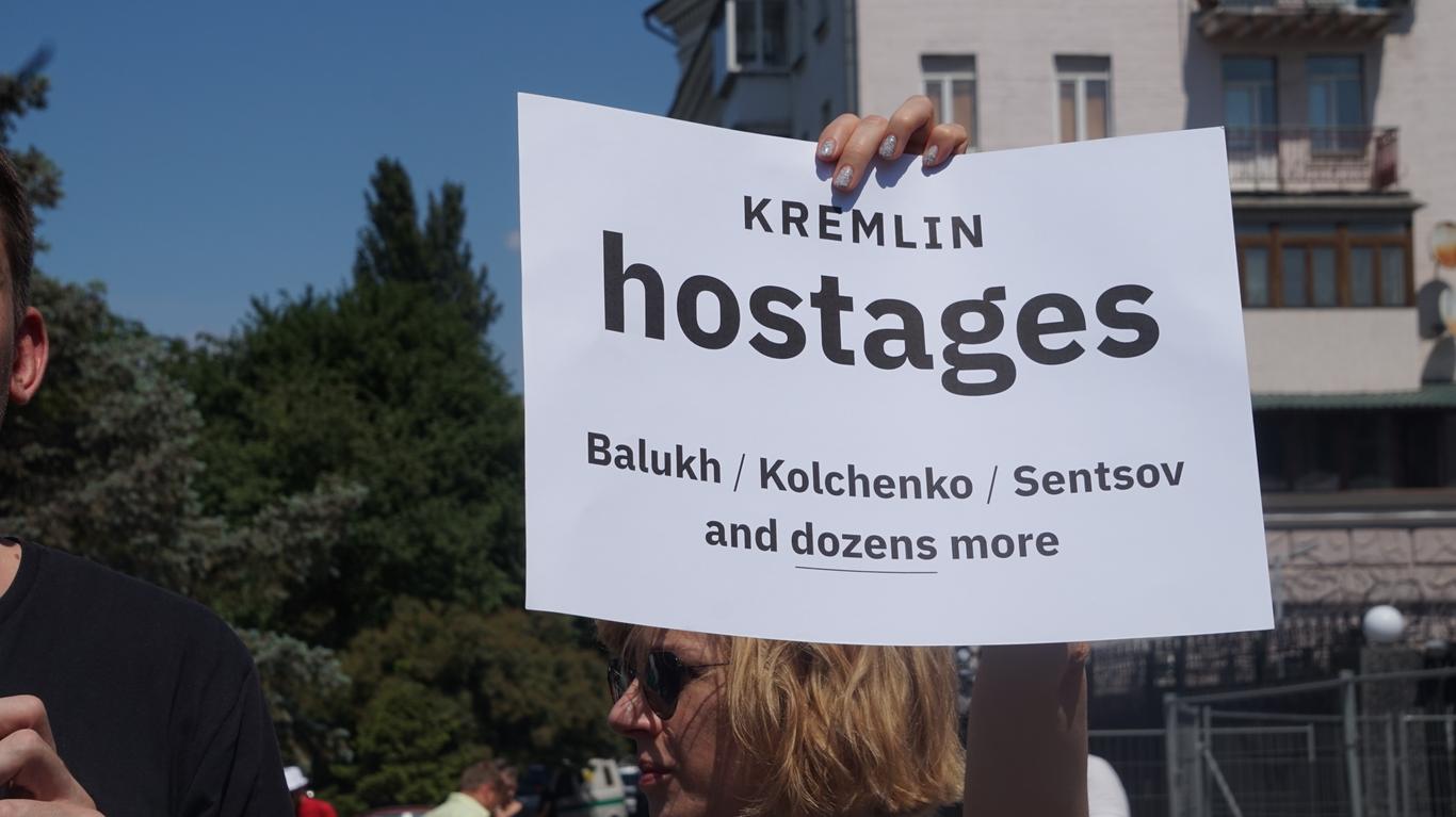 Як під російським посольством мітингували за звільнення українських політв’язнів (ФОТОРЕПОРТАЖ)