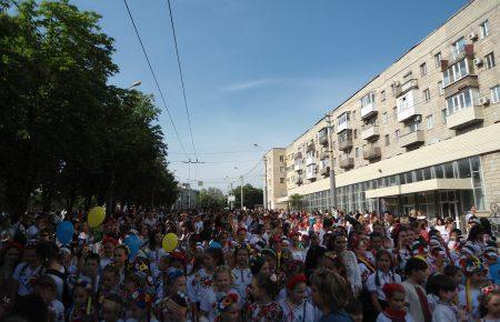 Близько тисячі маріупольців вийшли на два паради вишиванок (ФОТО)