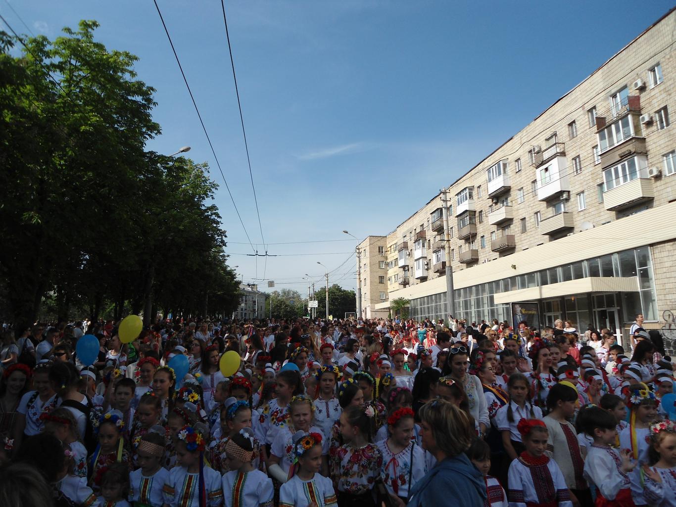 Близько тисячі маріупольців вийшли на два паради вишиванок (ФОТО)