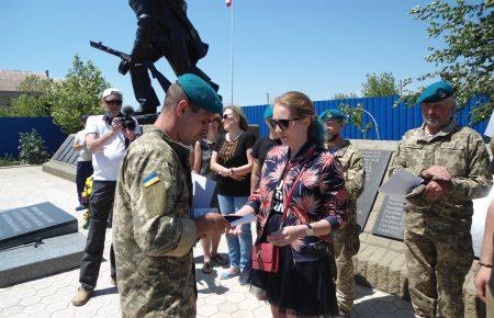 «Відстояли! Перемогли!»: оборонцям Маріуполя вручили нагороди від містян (ФОТО)