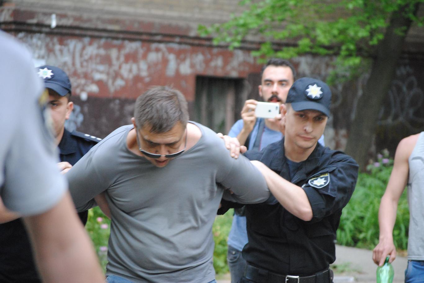 У Запоріжжі чоловік кинув петарду в учасників ЛГБТ-акції, постраждав поліцейський (ФОТО, ВІДЕО)