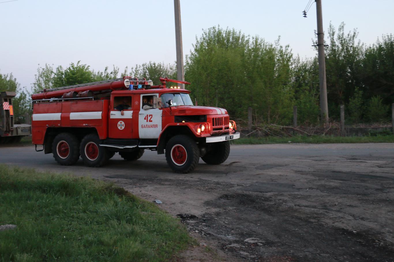 На арсеналі в Балаклії досі тліють два осередки загорання (ФОТО)