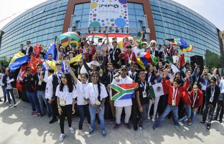 Українські школярі взяли гран-прі та 9 медалей на міжнародному конкурсі з ІТ-технологій та робототехніки у Бухаресті